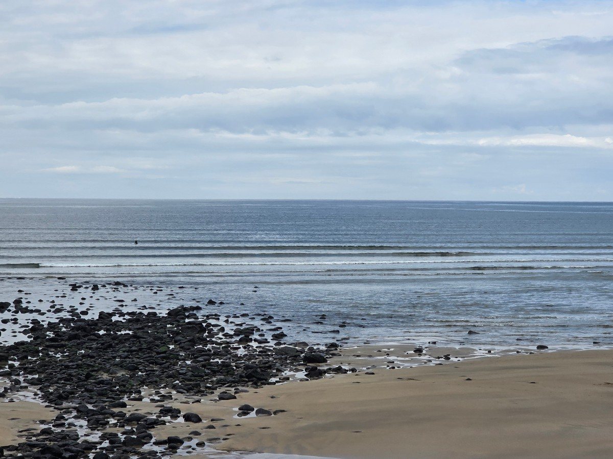 2ft with a light cross-offshore breeze, 4kts SSE. 